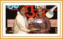 Taalyogi Pandit Suresh Talwalkar being felicitated with 'Shrikrishna Pandit Uttung Jeevangungaurav Puraskar'