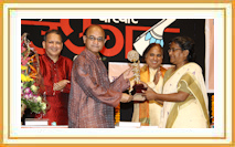 Surekha Dalvi receiving 'Uma-Mahadev smruti Uttung Bhaubeej Puraskar'