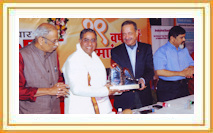 Shri. Mohan Tanksale receives 'Uttung Jeevansafalya Puraskar' from Retd. Air Marshal Bhushan Gokhale