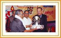 Felicitation of Shri. Vitthal Sankpal by Retd. Air Marshal Bhushan Gokhale