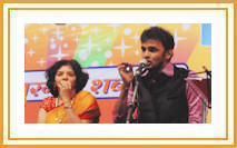 Shri. Hrishikesh Ranade and Smt. Madhuri Karmarkar in the concert 'Swaramayi Shabdamayi' 