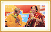 Smt. Asha Khadilkar felicitates Shri. Shridhar Phadke in the concert 'Swaramayi Shabdamayi' 