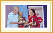 Shri. Arun Kakatkar being felicitated by Smt. Asha Khadilkar