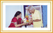 Shri. Vinayak Chaskar being felicitated by Smt. Asha Khadilkar