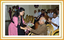 Chief guest and legendary Natageet singer Shri. Ramdas Kamat being greeted