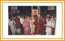 Prayers and chants to commence the Chaitrapadwa Sphurtiyatra march