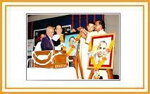 Natavarya Bhalchandra Pendharkar pays floral tribute to Pandit Govidrao Patwardhan. Also present are Dr. Vidyadhar Oke, Shri. Aditya Oke