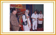ParleBhushan Shri. Annasaheb Sathye presents a silver clad sword of honour to Shivashahir Babasaheb Purandare in the presence of poet Shri. Shankar Vaidya