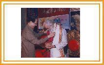 Veteran poet Shri. Shankar Vaidya felicitates Babasaheb Purandare