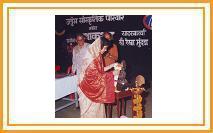 Smt. Rekha Mundada lights the traditional lamps before commencing her monologue