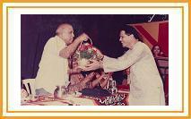 The chief guest Vidyadhar Gokhle being greeted by Madhavrao Khadilkar