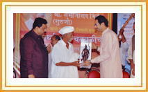 Shri. Sambhaji Bhide being felicitated by Shri. Uddhav Thackeray
