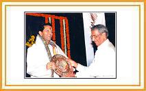 Dr. Ramesh Prabhu presents a glittering momento to Vidyavachaspati Shri. Shankarrao Abhyankar