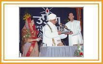 Hari Bhakta Parayan Baba Maharaj Satarkar receives the Uttung Award from Vidyavachaspati Shankarrao Abhyankar