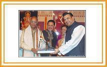 Shri. Mamasaheb Rasne receives the Uttung Award on behalf of Shri. Prataprao Godse from Shrimant VijaySingh Raje Patwardhan