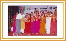 Famous music director Shri. Shridhar Phadke encouraging and felicitating students of <br>Sangli Education Trust presenting excerpts from the Epic GeetRamayana